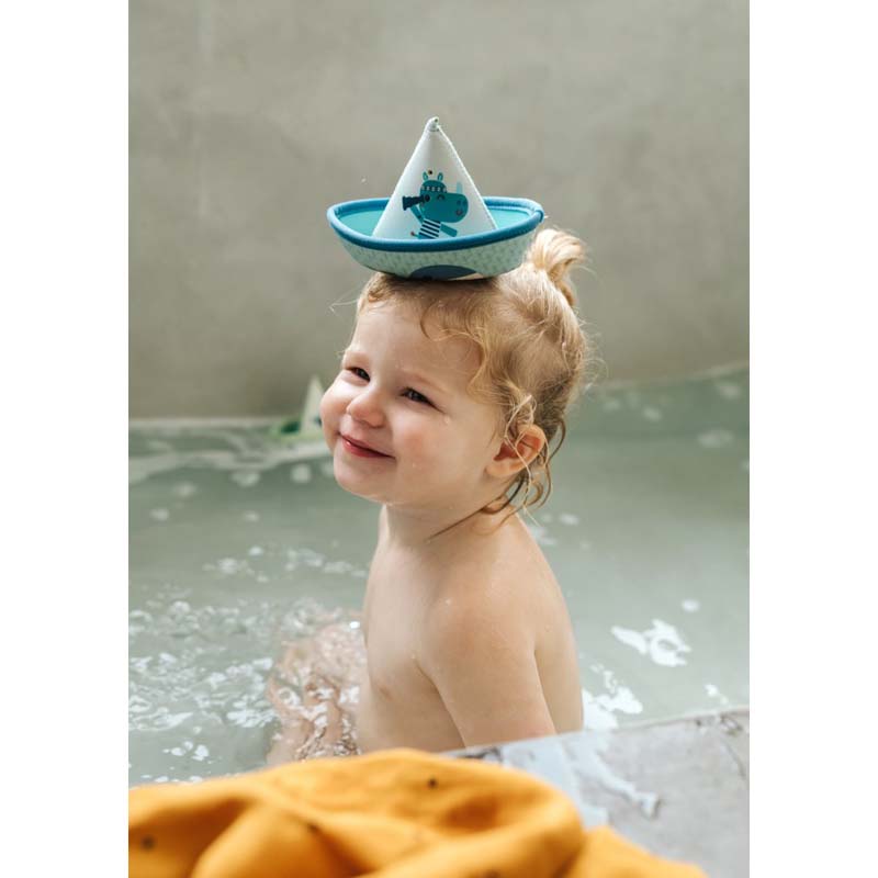 Kind in bad met de badboten van Lilliputiens