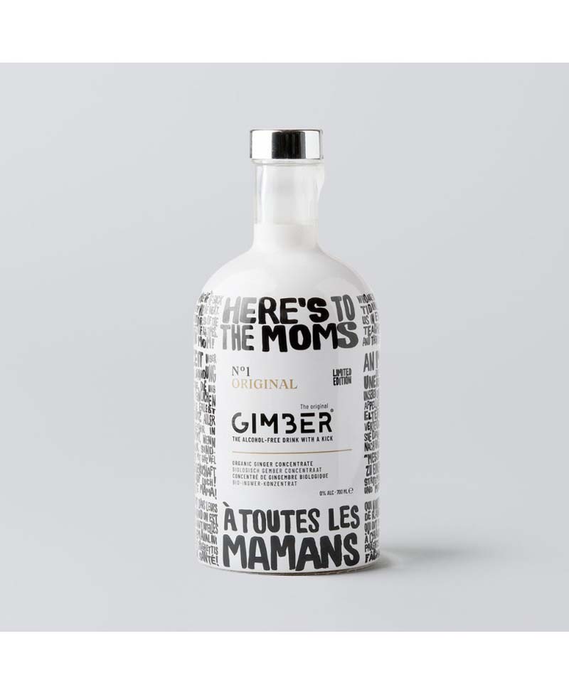 Grote gimber fles die omwikkeld is met een wit label met zwarte tekst voor mama.